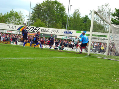 Tymen Brouwer zorgt dat Genemuiden op voorsprong komt 2-1 (Foto Helmich Lubberts)